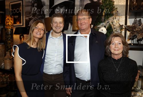 Noordwijk 28 oktober 2021
Boekrpresentatie van Erica Meiland in de winkel van Montana. Aanwezig Martien Meiland Maxime Meiland met claire en Vive. Ook Montana en haar vriend Dirk Hoogstraten zijn er natuurlijk. Erica geeft het boek dat geschreven is door Jan Dijkgraaf . Montana en Dirk met haar schoonouders Timon Moll
