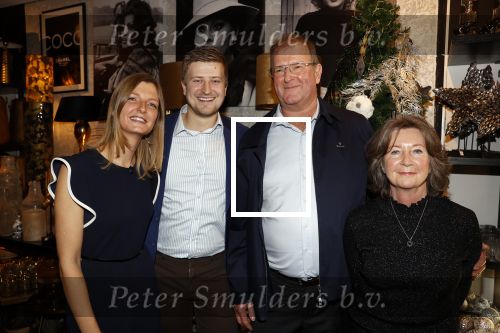 Noordwijk 28 oktober 2021
Boekrpresentatie van Erica Meiland in de winkel van Montana. Aanwezig Martien Meiland Maxime Meiland met claire en Vive. Ook Montana en haar vriend Dirk Hoogstraten zijn er natuurlijk. Erica geeft het boek dat geschreven is door Jan Dijkgraaf . Montana en Dirk met haar schoonouders Timon Moll