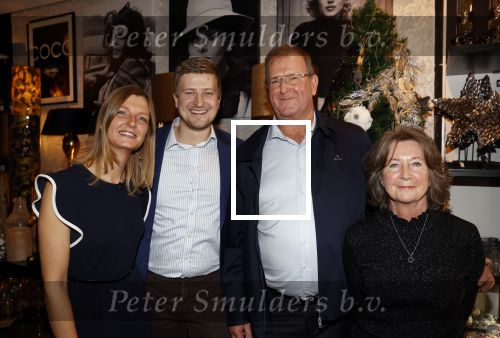Noordwijk 28 oktober 2021
Boekrpresentatie van Erica Meiland in de winkel van Montana. Aanwezig Martien Meiland Maxime Meiland met claire en Vive. Ook Montana en haar vriend Dirk Hoogstraten zijn er natuurlijk. Erica geeft het boek dat geschreven is door Jan Dijkgraaf . Montana en Dirk met haar schoonouders Timon Moll