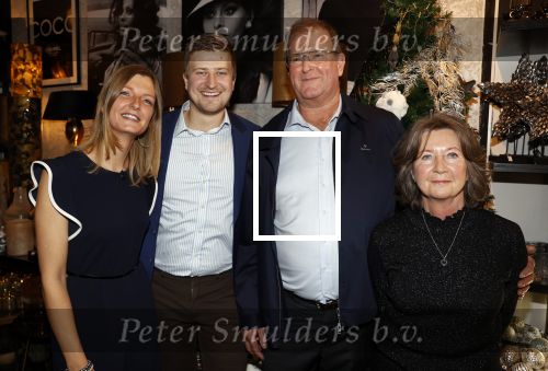 Noordwijk 28 oktober 2021
Boekrpresentatie van Erica Meiland in de winkel van Montana. Aanwezig Martien Meiland Maxime Meiland met claire en Vive. Ook Montana en haar vriend Dirk Hoogstraten zijn er natuurlijk. Erica geeft het boek dat geschreven is door Jan Dijkgraaf . Montana en Dirk met haar schoonouders Timon Moll