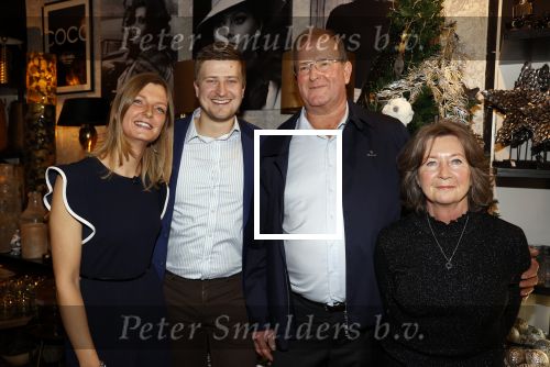 Noordwijk 28 oktober 2021
Boekrpresentatie van Erica Meiland in de winkel van Montana. Aanwezig Martien Meiland Maxime Meiland met claire en Vive. Ook Montana en haar vriend Dirk Hoogstraten zijn er natuurlijk. Erica geeft het boek dat geschreven is door Jan Dijkgraaf . Montana en Dirk met haar schoonouders Timon Moll