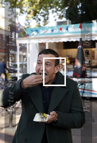 Abcoude 29 oktober 2021
Najib Amhali eet visje bij de visboer in Abcoude