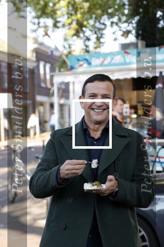 Abcoude 29 oktober 2021
Najib Amhali eet visje bij de visboer in Abcoude