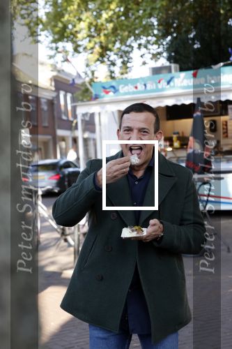 Abcoude 29 oktober 2021
Najib Amhali eet visje bij de visboer in Abcoude