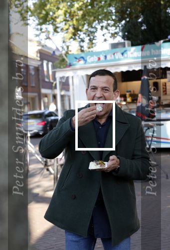 Abcoude 29 oktober 2021
Najib Amhali eet visje bij de visboer in Abcoude
