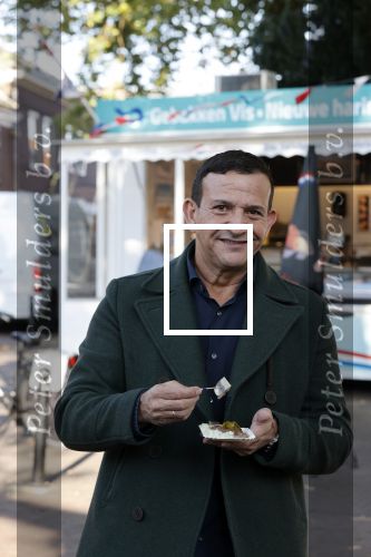 Abcoude 29 oktober 2021
Najib Amhali eet visje bij de visboer in Abcoude