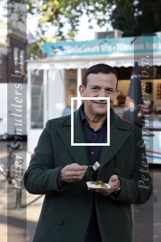 Abcoude 29 oktober 2021
Najib Amhali eet visje bij de visboer in Abcoude