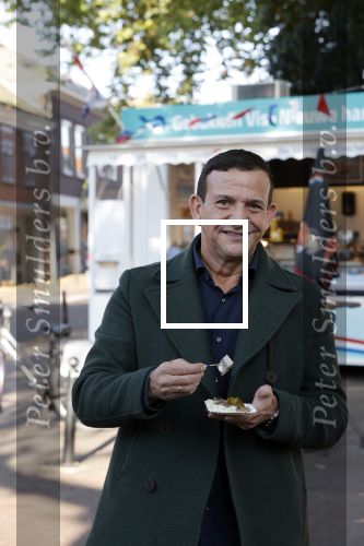 Abcoude 29 oktober 2021
Najib Amhali eet visje bij de visboer in Abcoude