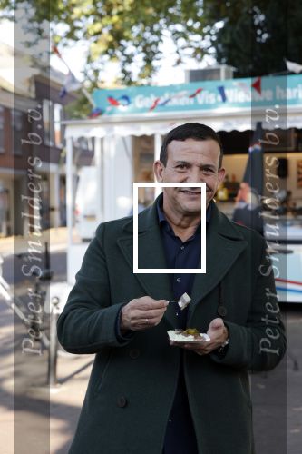 Abcoude 29 oktober 2021
Najib Amhali eet visje bij de visboer in Abcoude