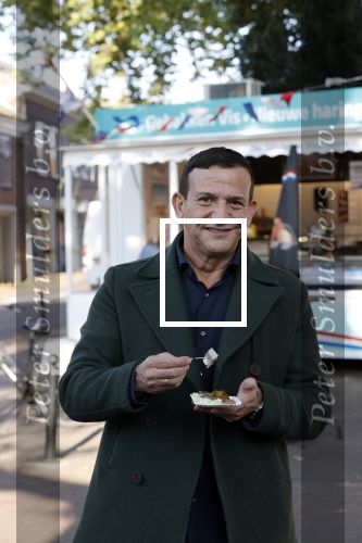 Abcoude 29 oktober 2021
Najib Amhali eet visje bij de visboer in Abcoude