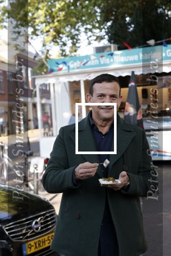 Abcoude 29 oktober 2021
Najib Amhali eet visje bij de visboer in Abcoude