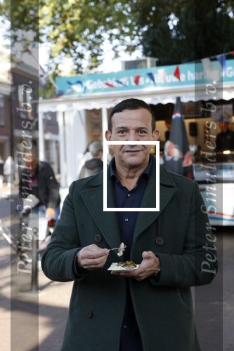 Abcoude 29 oktober 2021
Najib Amhali eet visje bij de visboer in Abcoude