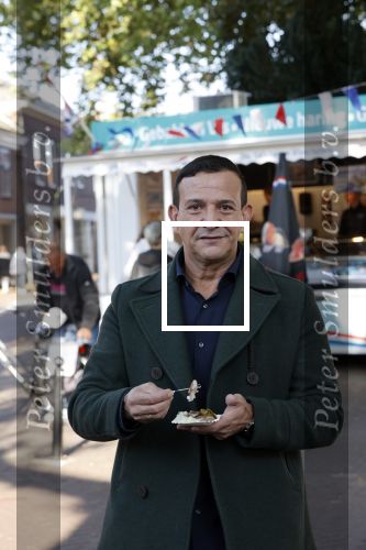 Abcoude 29 oktober 2021
Najib Amhali eet visje bij de visboer in Abcoude