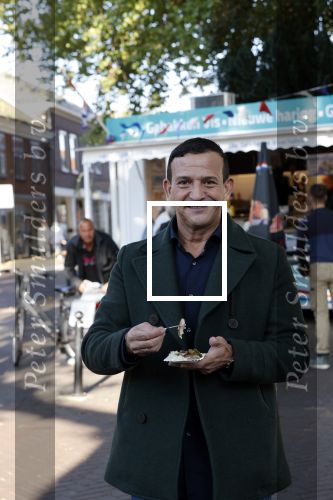 Abcoude 29 oktober 2021
Najib Amhali eet visje bij de visboer in Abcoude