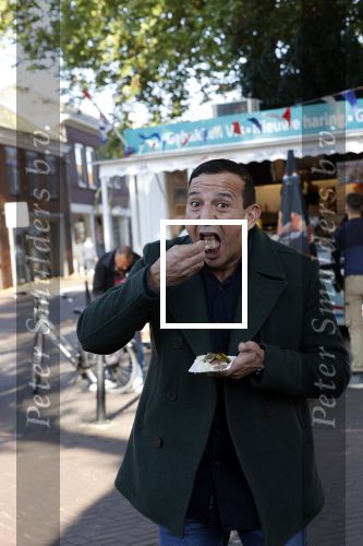 Abcoude 29 oktober 2021
Najib Amhali eet visje bij de visboer in Abcoude