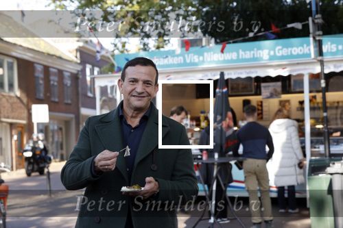 Abcoude 29 oktober 2021
Najib Amhali eet visje bij de visboer in Abcoude