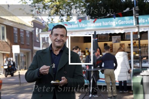 Abcoude 29 oktober 2021
Najib Amhali eet visje bij de visboer in Abcoude