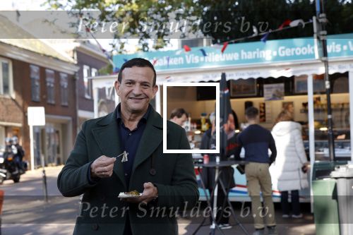 Abcoude 29 oktober 2021
Najib Amhali eet visje bij de visboer in Abcoude