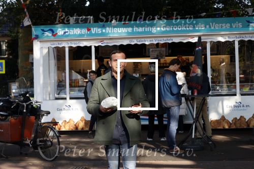 Abcoude 29 oktober 2021
Najib Amhali eet visje bij de visboer in Abcoude