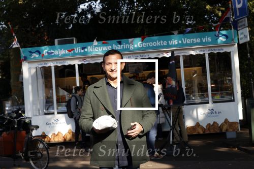 Abcoude 29 oktober 2021
Najib Amhali eet visje bij de visboer in Abcoude