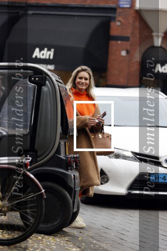 Amsterdam 27 oktober 2021
Nikkie Plessen in een oranje Joggimg pak op de cornelis schuytstraat.