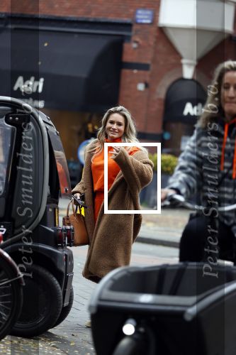 Amsterdam 27 oktober 2021
Nikkie Plessen in een oranje Joggimg pak op de cornelis schuytstraat.