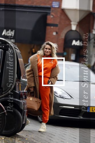 Amsterdam 27 oktober 2021
Nikkie Plessen in een oranje Joggimg pak op de cornelis schuytstraat.