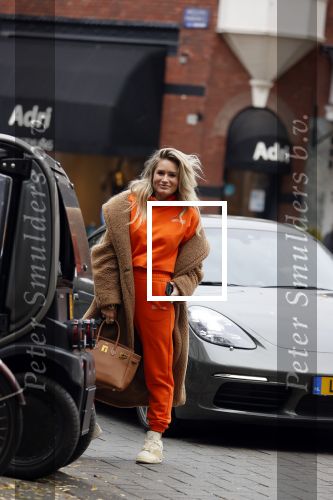 Amsterdam 27 oktober 2021
Nikkie Plessen in een oranje Joggimg pak op de cornelis schuytstraat.