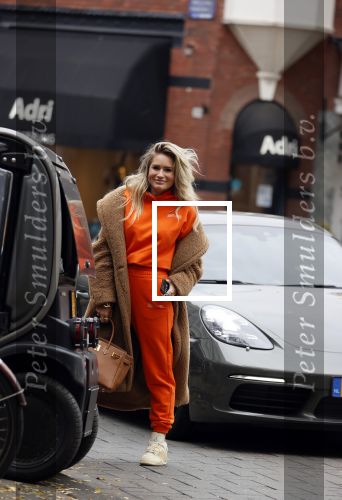 Amsterdam 27 oktober 2021
Nikkie Plessen in een oranje Joggimg pak op de cornelis schuytstraat.