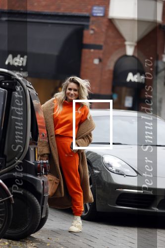 Amsterdam 27 oktober 2021
Nikkie Plessen in een oranje Joggimg pak op de cornelis schuytstraat.