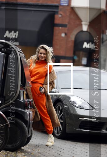 Amsterdam 27 oktober 2021
Nikkie Plessen in een oranje Joggimg pak op de cornelis schuytstraat.