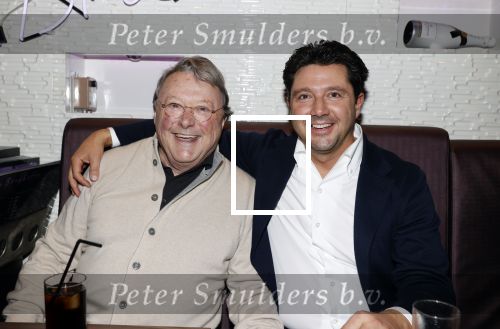 Amsterdam 15 november 2021
Boekpresentatie van Dries Roelvink bij restaurant La Brochette. Oger Lusink en zijn zoon Sander Lusink