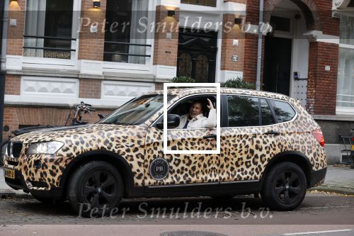 Amsterdam 16 november 2021]
Patty Brard in haar tijger print gewrapte auto