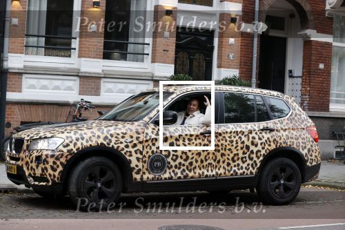 Amsterdam 16 november 2021]
Patty Brard in haar tijger print gewrapte auto