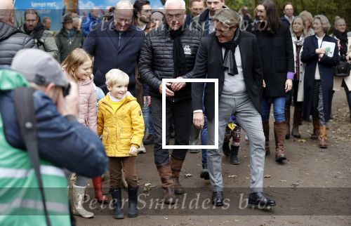Alphen aan de Rijn 10 november 2021
Prinses Irene opent de Nationale Boomfeestdag. Samen met haar zoon prins Carlos, haar dochter prinses Margarita, schoondochter Viktoria en kleinkinderen plantte ze een Levensboom (een populier) in haar eigen Prinses IreneBos. Sterre Koning trad op . Peter Derksen