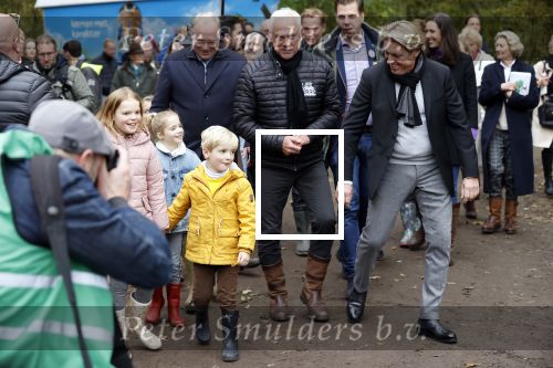 Alphen aan de Rijn 10 november 2021
Prinses Irene opent de Nationale Boomfeestdag. Samen met haar zoon prins Carlos, haar dochter prinses Margarita, schoondochter Viktoria en kleinkinderen plantte ze een Levensboom (een populier) in haar eigen Prinses IreneBos. Sterre Koning trad op . Peter Derksen