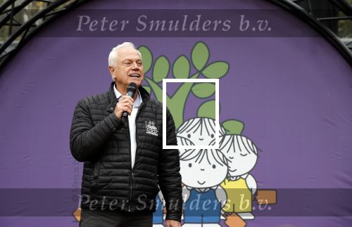 Alphen aan de Rijn 10 november 2021
Prinses Irene opent de Nationale Boomfeestdag. Samen met haar zoon prins Carlos, haar dochter prinses Margarita, schoondochter Viktoria en kleinkinderen plantte ze een Levensboom (een populier) in haar eigen Prinses IreneBos. Sterre Koning trad op . Peter Derksen