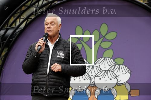 Alphen aan de Rijn 10 november 2021
Prinses Irene opent de Nationale Boomfeestdag. Samen met haar zoon prins Carlos, haar dochter prinses Margarita, schoondochter Viktoria en kleinkinderen plantte ze een Levensboom (een populier) in haar eigen Prinses IreneBos. Sterre Koning trad op . Peter Derksen