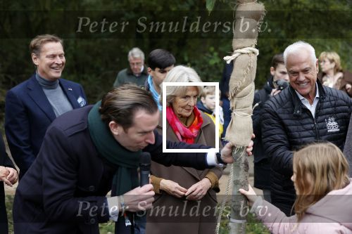 Alphen aan de Rijn 10 november 2021
Prinses Irene opent de Nationale Boomfeestdag. Samen met haar zoon prins Carlos, haar dochter prinses Margarita, schoondochter Viktoria en kleinkinderen plantte ze een Levensboom (een populier) in haar eigen Prinses IreneBos. Sterre Koning trad op . Peter Derksen
