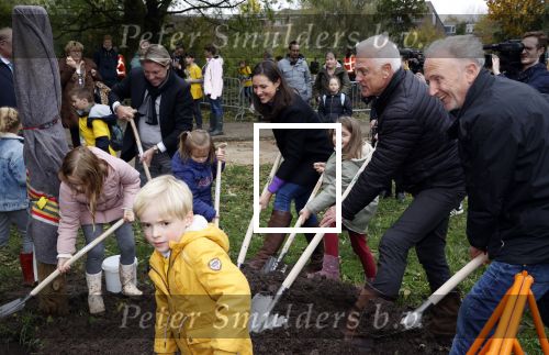 Alphen aan de Rijn 10 november 2021
Prinses Irene opent de Nationale Boomfeestdag. Samen met haar zoon prins Carlos, haar dochter prinses Margarita, schoondochter Viktoria en kleinkinderen plantte ze een Levensboom (een populier) in haar eigen Prinses IreneBos. Sterre Koning trad op . Peter Derksen