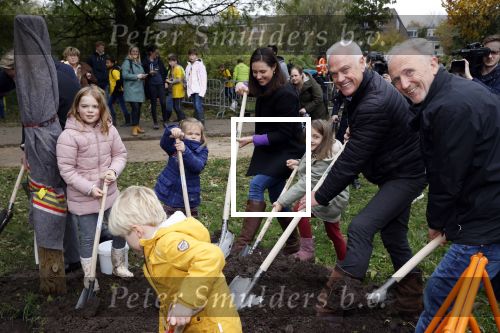 Alphen aan de Rijn 10 november 2021
Prinses Irene opent de Nationale Boomfeestdag. Samen met haar zoon prins Carlos, haar dochter prinses Margarita, schoondochter Viktoria en kleinkinderen plantte ze een Levensboom (een populier) in haar eigen Prinses IreneBos. Sterre Koning trad op . Peter Derksen