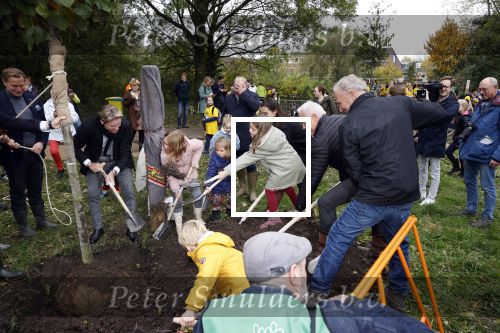 Alphen aan de Rijn 10 november 2021
Prinses Irene opent de Nationale Boomfeestdag. Samen met haar zoon prins Carlos, haar dochter prinses Margarita, schoondochter Viktoria en kleinkinderen plantte ze een Levensboom (een populier) in haar eigen Prinses IreneBos. Sterre Koning trad op . Peter Derksen