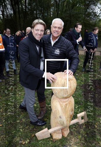 Alphen aan de Rijn 10 november 2021
Prinses Irene opent de Nationale Boomfeestdag. Samen met haar zoon prins Carlos, haar dochter prinses Margarita, schoondochter Viktoria en kleinkinderen plantte ze een Levensboom (een populier) in haar eigen Prinses IreneBos. Sterre Koning trad op . Peter Derksen
