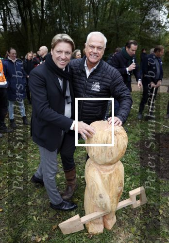 Alphen aan de Rijn 10 november 2021
Prinses Irene opent de Nationale Boomfeestdag. Samen met haar zoon prins Carlos, haar dochter prinses Margarita, schoondochter Viktoria en kleinkinderen plantte ze een Levensboom (een populier) in haar eigen Prinses IreneBos. Sterre Koning trad op . Peter Derksen