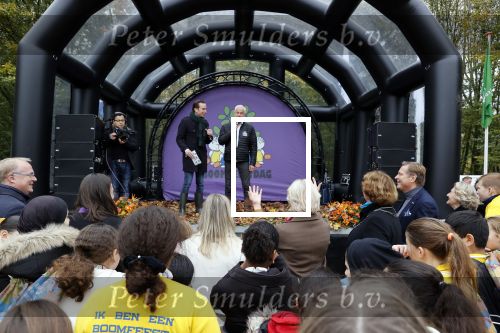 Alphen aan de Rijn 10 november 2021
Prinses Irene opent de Nationale Boomfeestdag. Samen met haar zoon prins Carlos, haar dochter prinses Margarita, schoondochter Viktoria en kleinkinderen plantte ze een Levensboom (een populier) in haar eigen Prinses IreneBos. Sterre Koning trad op . Peter Derksen