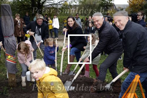 Alphen aan de Rijn 10 november 2021
Prinses Irene opent de Nationale Boomfeestdag. Samen met haar zoon prins Carlos, haar dochter prinses Margarita, schoondochter Viktoria en kleinkinderen plantte ze een Levensboom (een populier) in haar eigen Prinses IreneBos. Sterre Koning trad op . Peter Derksen