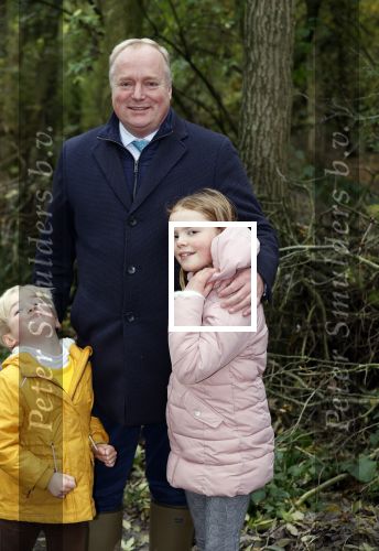 Alphen aan de Rijn 10 november 2021
Prinses Irene opent de Nationale Boomfeestdag. Samen met haar zoon prins Carlos, haar dochter prinses Margarita, schoondochter Viktoria en kleinkinderen plantte ze een Levensboom (een populier) in haar eigen Prinses IreneBos. Sterre Koning trad op .
