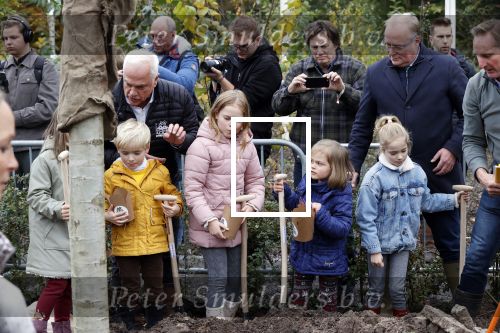 Alphen aan de Rijn 10 november 2021
Prinses Irene opent de Nationale Boomfeestdag. Samen met haar zoon prins Carlos, haar dochter prinses Margarita, schoondochter Viktoria en kleinkinderen plantte ze een Levensboom (een populier) in haar eigen Prinses IreneBos. Sterre Koning trad op .
