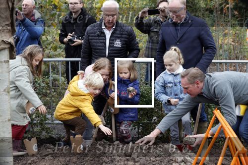 Alphen aan de Rijn 10 november 2021
Prinses Irene opent de Nationale Boomfeestdag. Samen met haar zoon prins Carlos, haar dochter prinses Margarita, schoondochter Viktoria en kleinkinderen plantte ze een Levensboom (een populier) in haar eigen Prinses IreneBos. Sterre Koning trad op .
