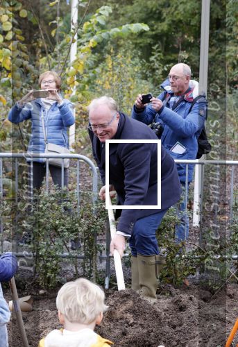 Alphen aan de Rijn 10 november 2021
Prinses Irene opent de Nationale Boomfeestdag. Samen met haar zoon prins Carlos, haar dochter prinses Margarita, schoondochter Viktoria en kleinkinderen plantte ze een Levensboom (een populier) in haar eigen Prinses IreneBos. Sterre Koning trad op .